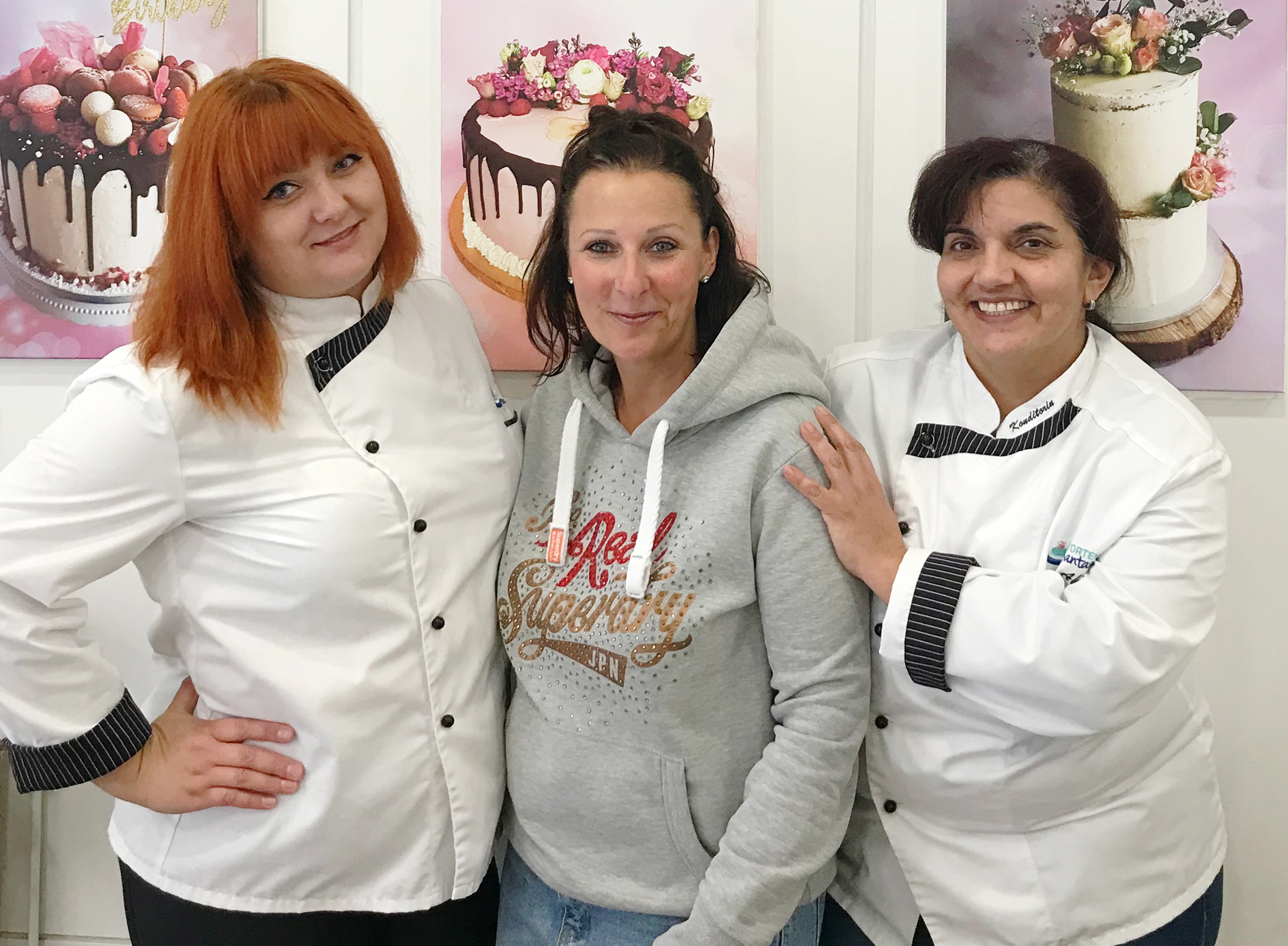 3 Frauen stehen vor 3 Bildern von Torten